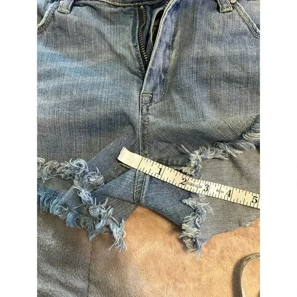 Gray Saks Fifth Avenue Jorts Size 29 Baby Shorts Lace Frayed Hem Jean Denim - Picture 8 of 12